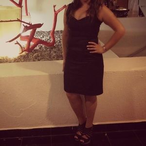 Black sleeveless lace detailed dress